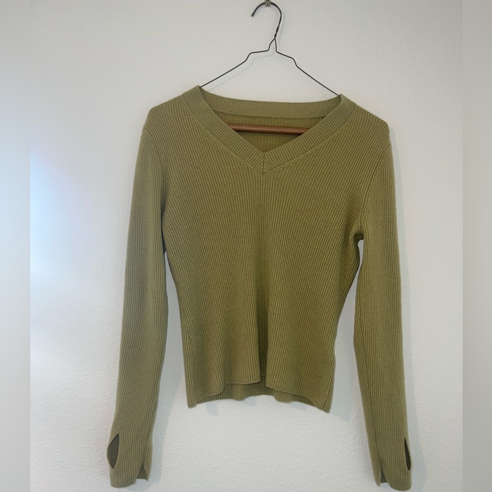 100% wool sweater with thumb slits